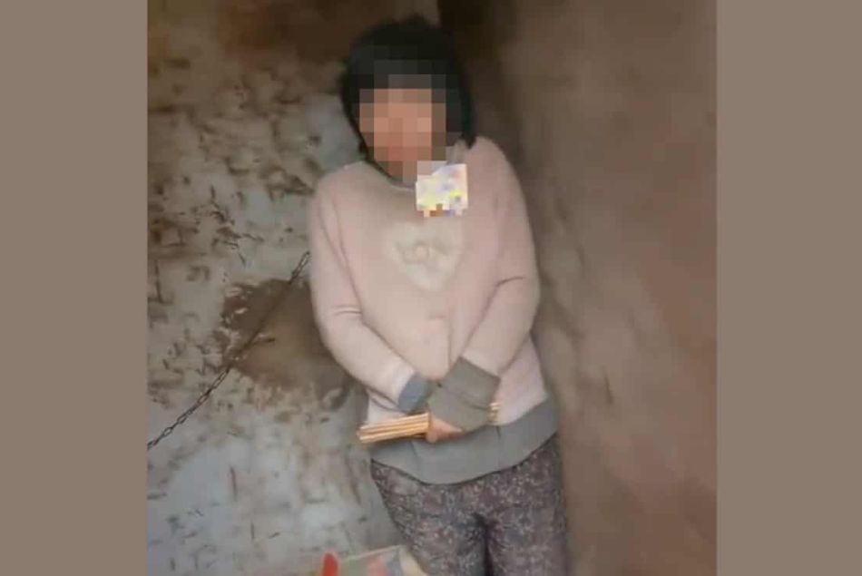 La vidéo glaçante d'une femme enchaînée dans une hutte indigne la Chine