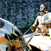 Pourquoi la ville de Namur a recouvert la sculpture de l'artiste Jan Fabre d'un bandeau noir