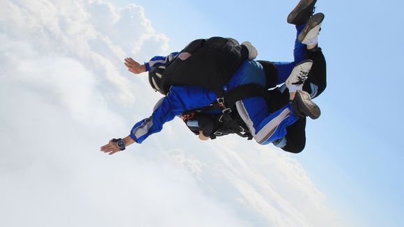 Rut Larsson, 103 ans, vient de battre un record du monde de saut en parachute