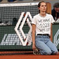 Le geste fort d'Alizé, militante écolo attachée au filet de Roland-Garros