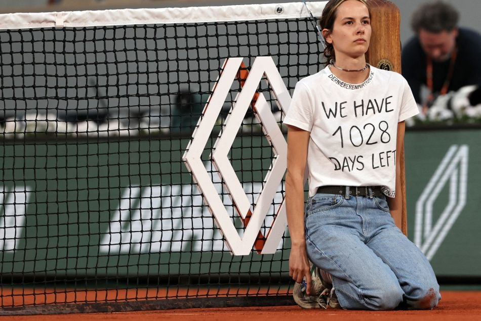 Alizé s'est accrochée au filet de Roland-Garros pour protester contre l'inaction climatique