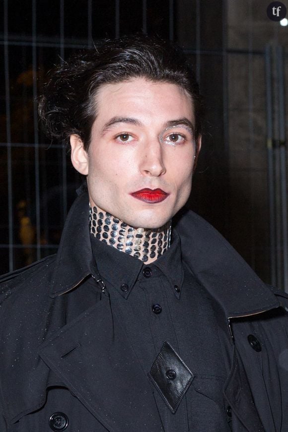 Ezra Miller à l'expo Burberry x Anne Imhof au Palais de Tokyo à Paris le 18 octobre 2021