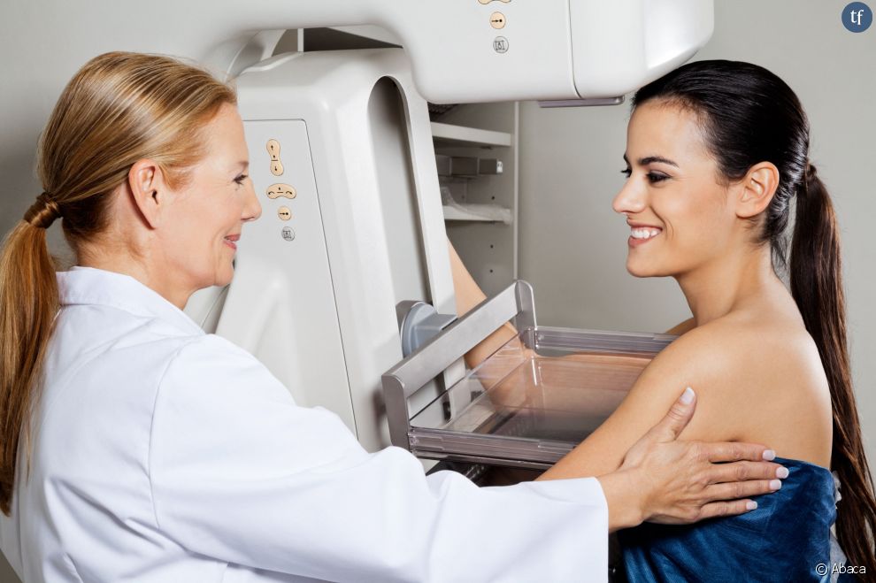Une patiente a recours à une mammographie