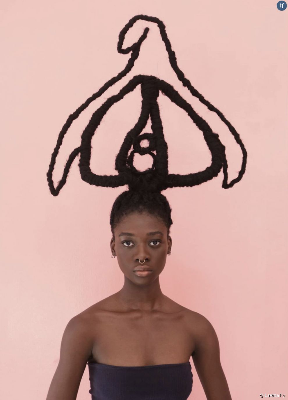 La militante revendique ses poils aux côtés de l&#039;artiste ivoirienne Laetitia Ky