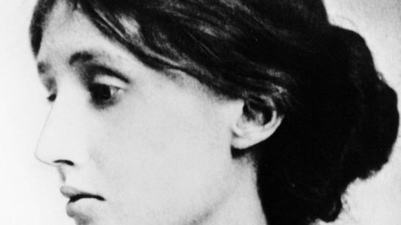 Une statue grandeur nature de Virginia Woolf fait sensation en Angleterre