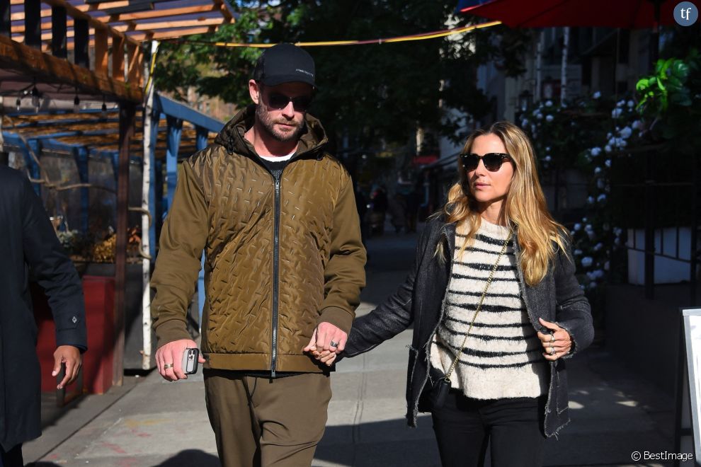  Chris Hemsworth et sa femme Elsa Pataky vont déjeuner ensemble à New York, le 18 novembre 2022. 