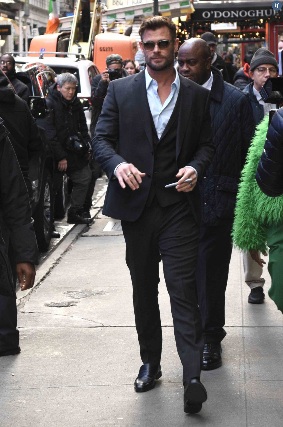  Chris Hemsworth arrive aux studios de l&#039;émission &quot;Good Morning America&quot; à New York, le 17 novembre 2022. 