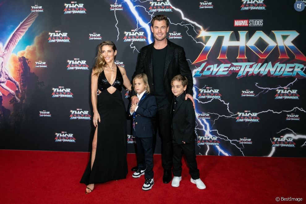  Chris Hemsworth et sa femme Elsa Pataky avec leurs enfants Tristan et Sasha à la première du film &quot;Thor: Love and Thunder&quot; à Syndey, le 27 juin 2022. 