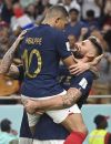 Olivier Giroud prend Kylian  Mbappé  dans ses bras, et Twitter s'enflamme