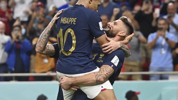 Giroud prend Mbappé dans ses bras et Twitter s'enflamme