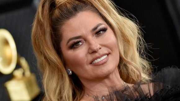 "J'aplatissais mes seins" : les confidences glaçantes de Shania Twain, agressée par son beau-père