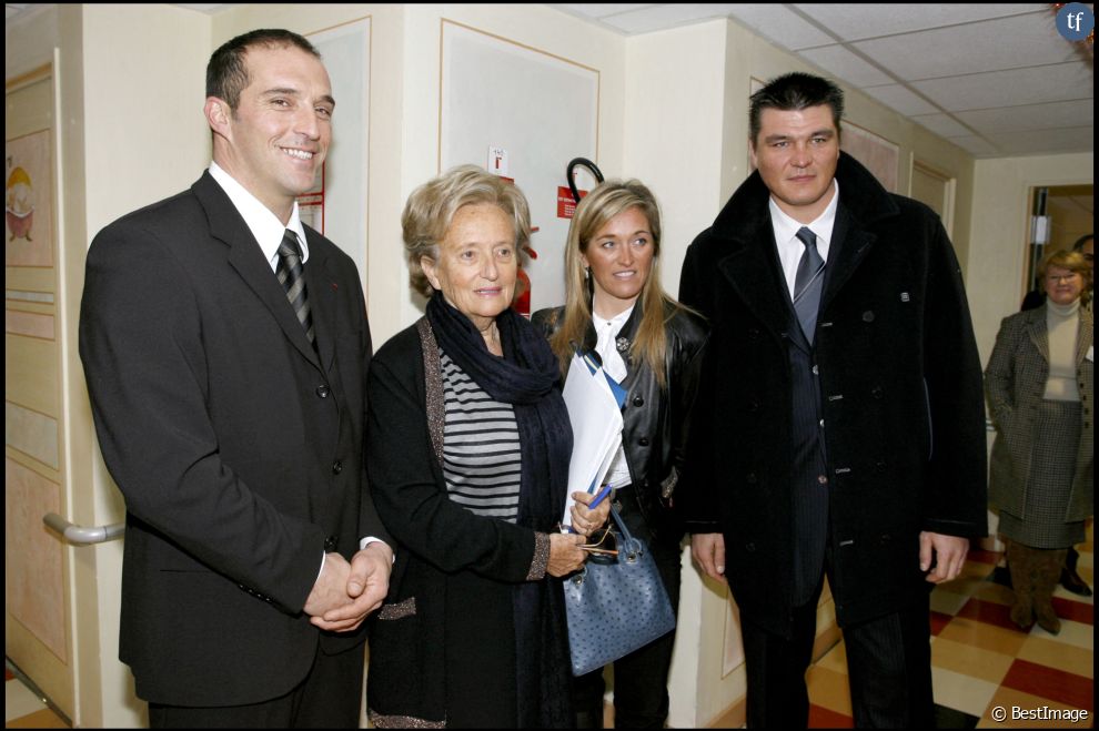  Jean-Luc Cretier, Bernadette Chirac, David Douillet et son ex-femme Valérie à la conférence de presse pour l&#039;opération des Pièces Jaunes en 2006 à l&#039;hopital Trousseau. 