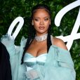  "Vingt ans plus tard, il semble qu'il n'y ait pas assez de couches de vêtements disponibles pour sauver le corps de Rihanna de critiques similaires" 