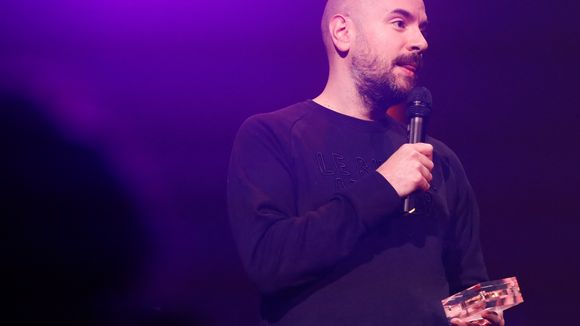 A ne pas louper : Kyan Khojandi s'invite au premier spectacle de stand-up dédié à la lutte contre le VIH/sida