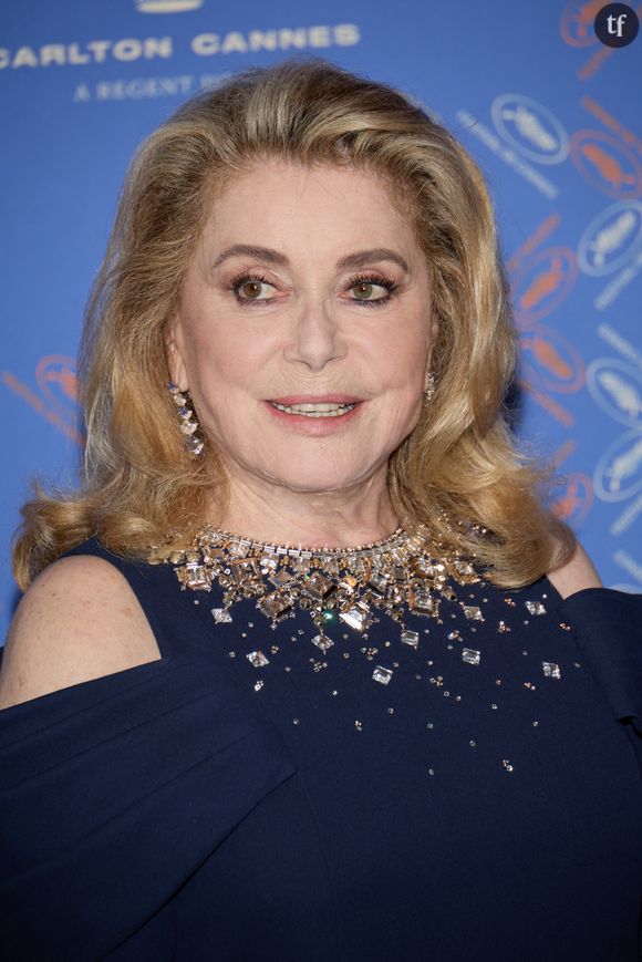 ... Catherine Deneuve rétorque ensuite : "Non, prédateur sexuel, ça peut être une qualification objectivement adéquate, mais que des noms soient tout de suite après une plainte associés au mot viol, je trouve ça choquant".
Catherine Deneuve - Photocall du dîner d'ouverture du 76ème Festival International du Film de Cannes, au Carlton. Le 16 mai 2023 © Borde-Jacovides-Moreau / Bestimage 