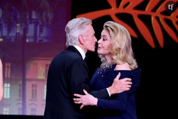 Très tôt au cours de l'interview, Catherine Deneuve affirme, à propos de sa position féministe : "Le féminisme d'aujourd'hui, c'est très touchy, très délicat. Donc je fais attention, je me tais".  
Michael Douglas, Catherine Deneuve - Cérémonie d'ouverture du 76ème Festival International du Film de Cannes, au Palais des Festivals à Cannes. Le 16 mai 2023. © Borde-Jacovides-Moreau / Bestimage 