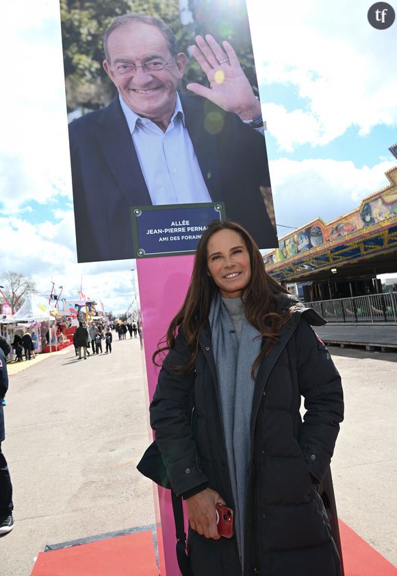 Déconcertantes. C'est le mot que l'on pourrait volontiers attribuer aux révélations que Nathalie Marquay-Pernaut a déployé sur le plateau de PAF, l'émission de C8 présentée par la journaliste Pascale de La tour du Pin, à propos de son défunt époux, Jean-Pierre Pernaut. Selon elle, la mort est loin de les avoir séparés. 
Nathalie Marquay-Pernaut (Miss France 1987) lors de l'inauguration de l'Allée Jean-Pierre Pernaut à la Foire du Trône (fête foraine parisienne) sur la pelouse de Reuilly dans le bois de Vincennes du 12ème arrondissement de Paris, France, le 1er avril 2023. © Coadic Guirec/Bestimage