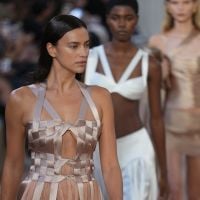 Scandale à la Fashion Week après qu'Irina Shayk ait défilé avec un oeil au beurre noir : et si c'était une façon de banaliser les violences conjugales ?