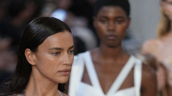 Scandale à la Fashion Week après qu'Irina Shayk ait défilé avec un oeil au beurre noir : et si c'était une façon de banaliser les violences conjugales ?