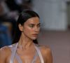 La Fashion Week n'est pas exempte de mauvais goût. La preuve ? La mannequin Irina Shayk a retenu l'attention en défilant... Avec un oeil au beurre noir. Evidemment factice. Pas très smart si l'on pense deux secondes aux victimes de violences conjugales.