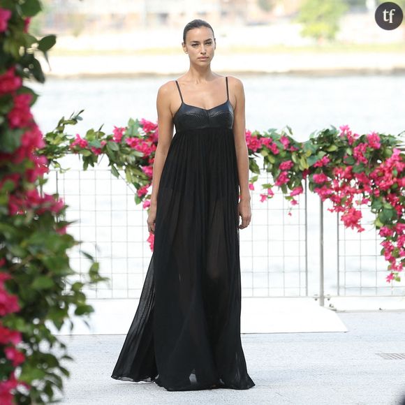 En choisissant de défiler avec un faux oeil au beurre noir, la mannequin a bousculé la Fashion Week de Londres. On comprend pourquoi. En ouvrant le défilé Mowalola intitulé à juste titre "Crash", Irina Shayk a indigné sur les réseaux sociaux les militantes féministes. 
Irina Shayk walks the runway for Michael Kors in New York City, NY, USA on September 11, 2023. Photo by Christopher Peterson/Splash News/ABACAPRESS.COM