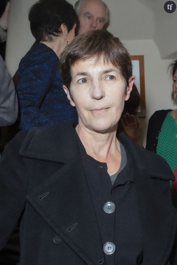  "Sur le sujet, on peut faire ou des films de guerre ou des films porno. Là, il y a des tremblements érotiques, des culottes blanches Petit Bateau qui volent. Une lumière David Hamiltonisée".
Semi-exclusif - Christine Angot (prix Medicis 2021 pour son roman "Le Voyage dans l'Est" aux éditions Flammarion) lors du prix Médicis 2021 au restaurant La Méditerranée, à Paris, France, le 26 octobre 2021. © Jacques Tribeca/Bestimage 