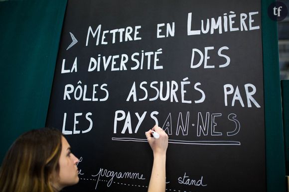 "Le masculin fait le neutre, on n'a pas besoin d'ajouter des points au milieu des mots, ou des tirets". Voilà ce qu'a prononcé Emmanuel Macron à propos d'un sujet qui clive : l'écriture inclusive.