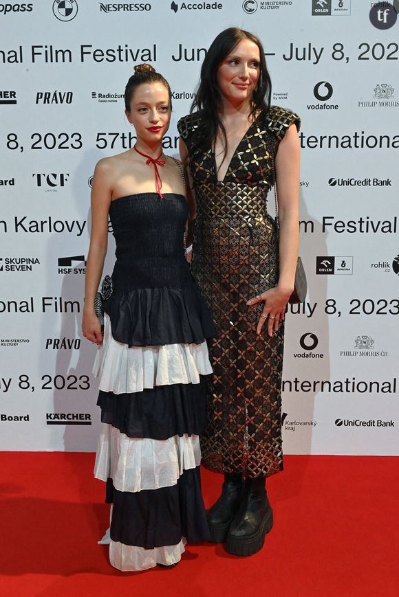 Car Les chambres rouges dépasse son postulat pour nous embarquer là où l'on a pas, mais alors, pas du tout, envie d'aller. Et le fait avec une mise en scène d'une rare puissance...Actresses Laurie Babin, left, and Juliette Gariepy, right, pose within the presentation of the movie Les Chambres rouges (Red Rooms) during the 57th Karlovy Vary International Film Festival (KVIFF), on July 4, 2023, in Karlovy Vary, Czech Republic. Photo by CTK Photo/Slavomir Kubes/ABACAPRESS.COM