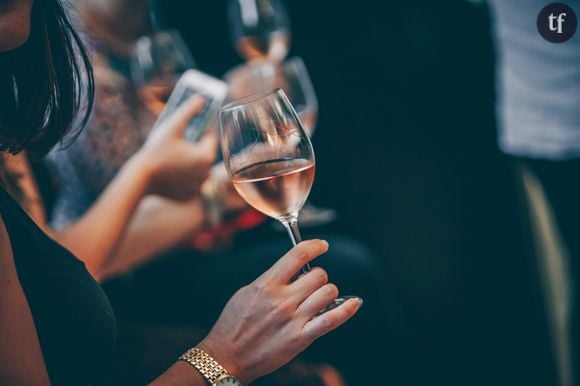 Le binge drinking est une pratique dangereuse. On l'associe surtout aux plus jeunes : une consommation excessive à laquelle s'adonne des groupes d'amis durant des soirées trop arrosées. Comme un challenge, visant à tester ses propres limites. Quitte à franchir la ligne rouge. Une pratique largement médiatisée.
