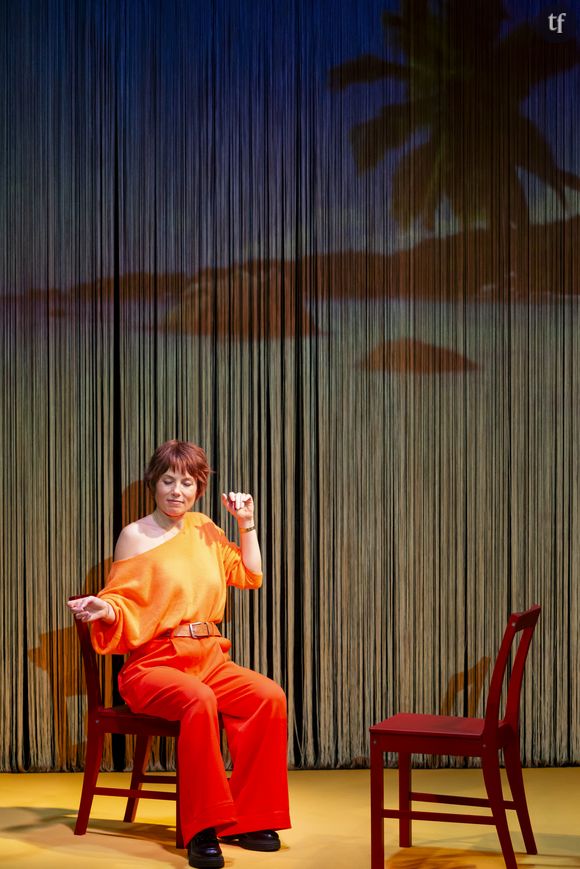 Dans la pièce de théâtre "Ce qui ne nous tue pas", l'actrice Mélanie Page pose sur scène - et sur fond de décor hospitalier - bien des enjeux, comme le rapport à soi et à son corps.