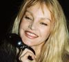 She's not a Barbie girl. Musicienne, comédienne et cinéaste, icône des films d'Eric Rohmer, figure kitsch et diva à l'autodérision malicieuse, Arielle Dombasle n'est pas toujours saluée pour cette palette de talents, non, elle est plus volontiers raillée. Moquée, critiquée, voire carrément, objet de saillies bien sexistes.
Archive - Collection Chanel 2000/2001, Paris 01/2000 Arielle Dombasle