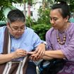 C'est révolutionnaire : un couple queer birman se marie en Thaïlande malgré l'homophobie