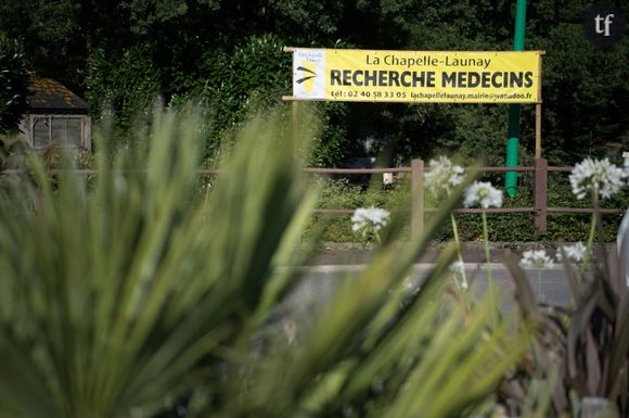 Les Françaises et les Français ont de plus en plus de mal à trouver des soignants près de chez eux
Des petites villes en France mettent des affiches pour recruter des médecins, ici à Lachapelle-Launey (Loire-Atlantique), le 29 juillet 2019