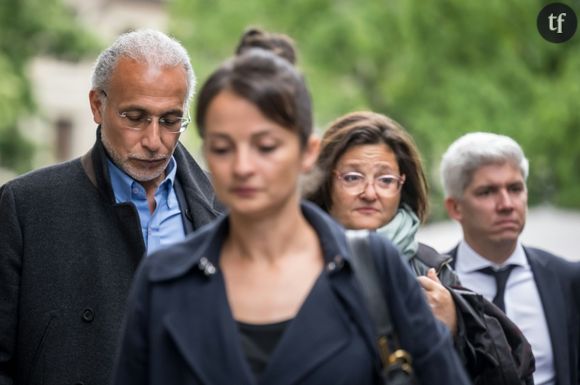 L'islamologue suisse Tariq Ramadan (g), jugé pour viol et contrainte sexuelle, arrive au tribunal correctionnel de Genève, avec ses avocates Nabila Asmane (d) et Yaël Hayat (c), le 29 mai 2024