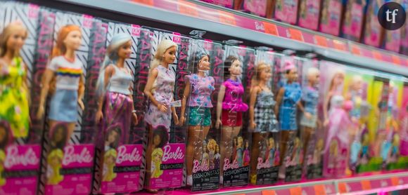 Et plus encore. Alors que certains exigent de Mattel une plus franche diversité et une lutte contre les stéréotypes de genre, largement synthétisés par le jouet, d'autres voient en les nouvelles Barbie des preuves d'un féminisme opportuniste et mercantile.