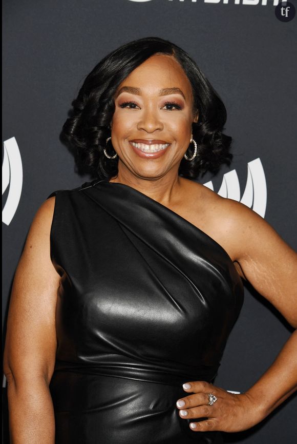  Shonda Rimes elle-même en témoigne d'ailleurs : "car n'avoir jamais vu quelque chose fait à votre image cause forcément des dégâts", détaille-t-elle. Proposer une Barbie noire sur le marché, assure la bande annonce du docu, "c'était dire au monde : le noir est beau aussi !".
Shonda Rhimes attends the 35th Annual GLAAD Media Awards at The Beverly Hilton Hotel on March 14, 2024 in Beverly Hills, California. © PPS/Bestimage