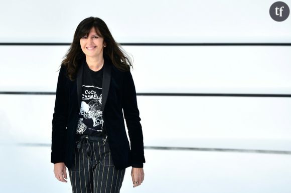 "Créativité, vitalité" et fashion : Chanel annonce le départ de sa directrice artistique Virginie Viard
La créatrice de mode française Virginie Viard pour Chanel salue le public à la fin du défilé de la collection de prêt-à-porter féminin automne-hiver 2020-2021 à Paris, le 3 mars 2020