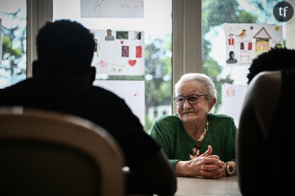 Un jeune migrant discute avec une personne âgée dans une résidence intergénérationnelle à Sciecq, dans les Deux-Sèvres, le 30 mai 2024