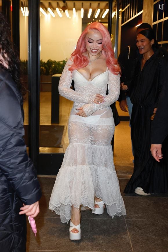 Ice Spice est, à l'instar d'une pink pantheress, l'icône d'une époque. Rappeuse sulfureuse et connue pour ses looks décomplexés, qu'on pourrait rapidement rapprocher d'une Theodora, la star a suscité la polémique en arborant un look jugé "trop sexy et trop sexuel" sur le tapis rouge.