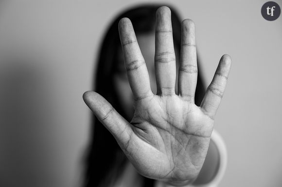 Si la victime souhaite quitter son logement, elle peut bénéficier d’un logement d’urgence en composant le numéro 115 (SAMU social) ou en contactant une intervenante sociale (présente en commissariat de police ou en gendarmerie) ou une association spécialisée dans l’aide aux victimes.