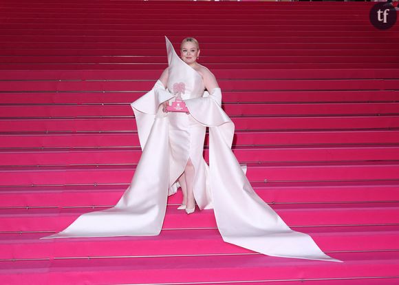 "Mais quelle horreur !!", "Comment ils ont pu lui coller une robe aussi moche", "C'est une camisole", "Ca ne va pas du tout là", peut-on notamment lire du côté de Gala. Si les fans célèbrent l'actrice, ils semblent viscéralement détester cette trouvaille.