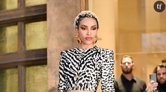 La scène gênante entre Doja Cat et un fan

La scène se déroule à la sortie d’un événement. Pablo Tamayo, influenceur suivi par plus de 400 000 personnes sur TikTok, donne à Doja Cat un t-shirt de sa marque personnelle. Celle-ci, souriante, accepte le geste. L’échange se termine par un câlin et un baiser sur la joue.

Quelques jours plus tard, la rappeuse américaine publie un message désormais supprimé dans lequel elle explique ne pas avoir apprécié cette proximité. "Ne me touche pas et ne me bouscule pas quand tu ne me connais même pas", écrit-elle. "Et il ne connaissait même pas mon putain de nom pour me toucher et m'embrasser sur le visage comme ça, c'est fou". Elle a ajouté dans un autre post X, lui aussi supprimé, qu'elle avait "jeté ce t-shirt moisi". Lorsque quelqu'un a répondu qu'il pensait qu'elle avait dit qu'il "sentait bon", Doja a expliqué pourquoi elle n'avait pas apprécié l'interaction. "C'est le cas, mais je n'aime pas l'aisance avec laquelle il m'a touchée et embrassée sans demander la permission", s'est-elle défendue.