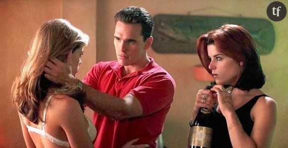 "Dans la version originale, le perso de Ray entre dans sa salle de bain pour prendre une douche, mais découvre qu'il y a déjà Sam dedans. Ils se regardent donc de haut en bas, et... Plus si affinités", a expliqué Bacon à Entertainment Weekly.