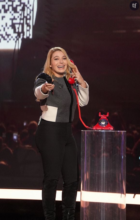 Santa a de nouveau démontré l’étendue de l’amour qu’elle porte à ses fans en officialisant la demande en mariage de deux d’entre eux. Ou plutôt, d’entre elles. La visibilité lesbienne face à la haine, et en musique. C’est oui.