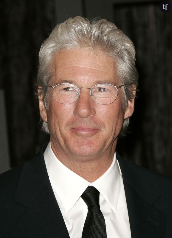 Récemment, un point de vue contradictoire s'est élevé, celui de Gwyneth Paltrow, actrice bien plus jeune que les noms précités, qui évoque en interview ses scènes de sexe en compagnie... De Timothée Chalamet. Et sa découverte, en retour, du métier de coordinatrice d'intimité, plus positive que l'opinion de Richard Gere : "Timothée Chalamet, c’est plutôt le sex-symbol intello. Il est très poli, bien élevé, c’est un... j’allais dire... un homme qui prend son travail au sérieux et un partenaire très drôle... J'étais moi-même contre l'idée de travailler avec une coordinatrice d'intimité mais j'avais tort ! Cette coordinatrice d'intimité, telle une danseuse, a pensé des chorégraphies qui, à l'écran, permettent aux scènes intimes d'être plus réalistes".