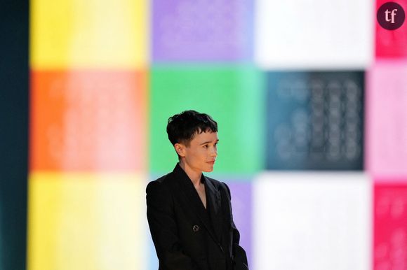 Et pour célébrer cela, l'interprète transgenre a posé aux côtés de sa copine...