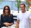 C'est sur une autre plage aux allures paradisiaques que les deux tourtereaux posent sur la seconde photo partagée par Cindy Crawford. Celle-ci capture l'essence même de leur amour naissant et témoigne de la longévité de leur couple. Cette jolie publication a fait fondre les internautes qui ont été des milliers à leur souhaiter un joyeux anniversaire de mariage. "Magnifique famille", commente l'un d'entre eux. "Ça fait du bien de voir une famille normale parmi les célébrités", souligne un autre.