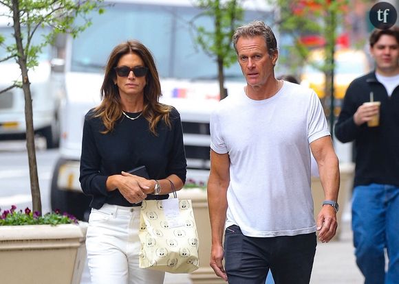 C'est sur une autre plage aux allures paradisiaques que les deux tourtereaux posent sur la seconde photo partagée par Cindy Crawford. Celle-ci capture l'essence même de leur amour naissant et témoigne de la longévité de leur couple. Cette jolie publication a fait fondre les internautes qui ont été des milliers à leur souhaiter un joyeux anniversaire de mariage. "Magnifique famille", commente l'un d'entre eux. "Ça fait du bien de voir une famille normale parmi les célébrités", souligne un autre.