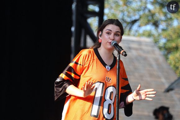 "Elle a basculé dans le côté obscur" : tenue sexy et danse sensuelle, Adèle Castillon se fait clasher après son concert