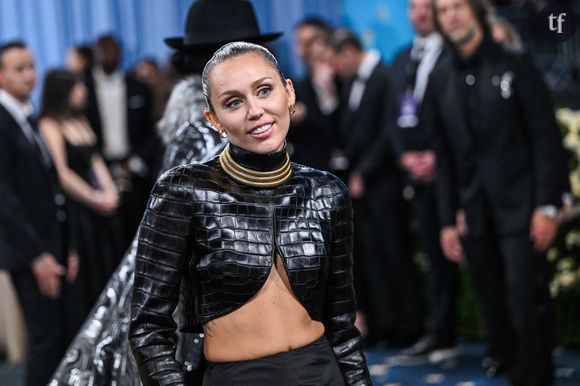 “J’ai tout perdu” : Miley Cyrus victime de bodyshaming dévoile tous ses traumas dans le podcast Reclaiming with Monica Lewinsky